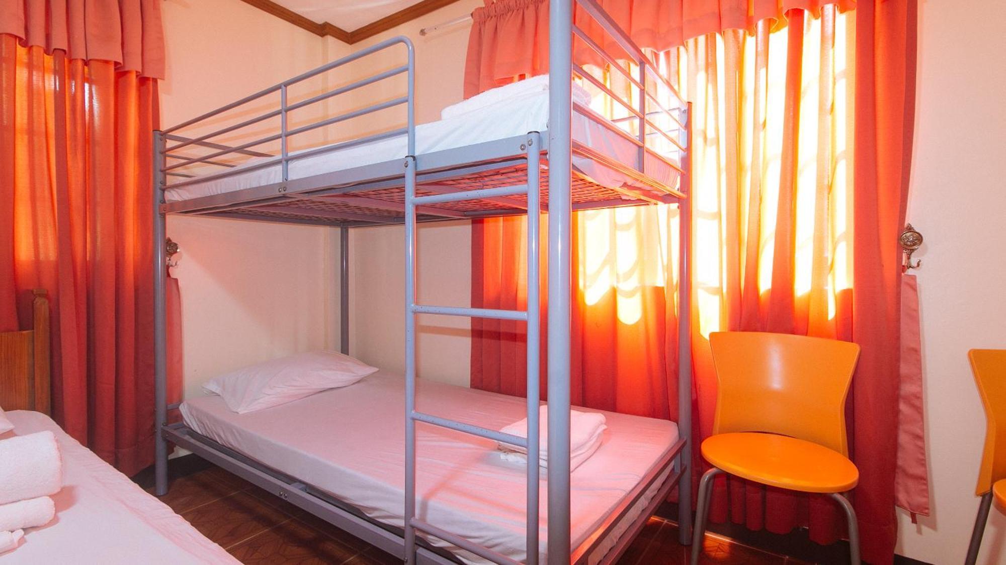 Lauriens Hotel Tagaytay タガイタイ エクステリア 写真