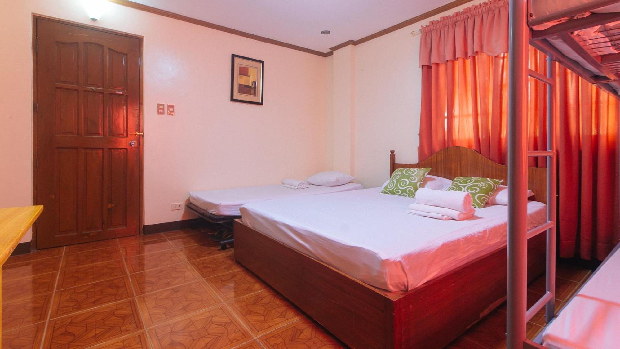 Lauriens Hotel Tagaytay タガイタイ エクステリア 写真